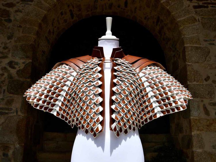 Cape Cuir de Dragon par la designer Laëtitia Fortin