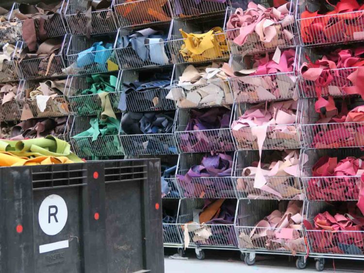 Peaux vendues à la pièce au stock de Pantin.