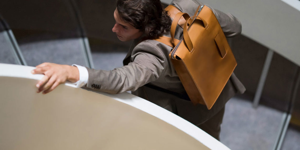 Sac à dos en cuir de veau pleine fleur à tannage végétal, coloris cognac, fabriqué en France, prix boutique conseillé 690€.