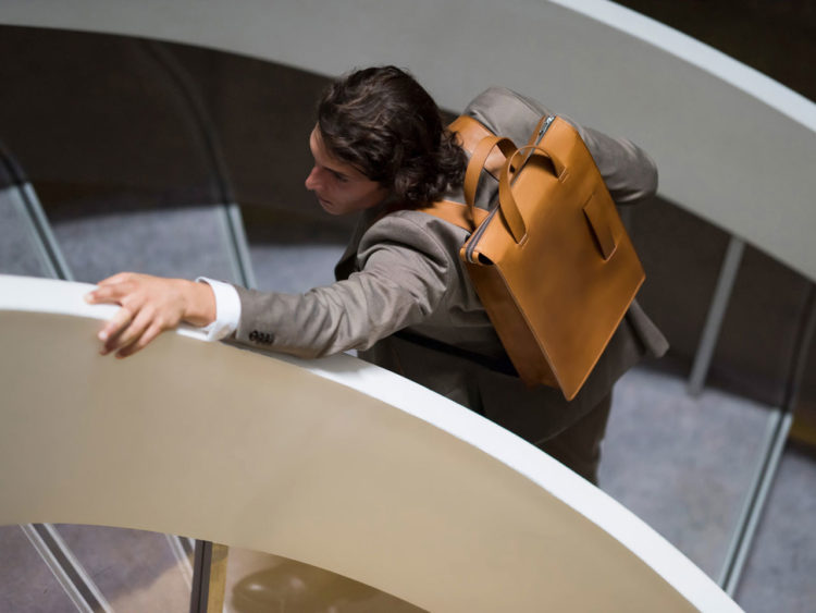 Sac à dos en cuir de veau pleine fleur à tannage végétal, coloris cognac, fabriqué en France, prix boutique conseillé 690€.