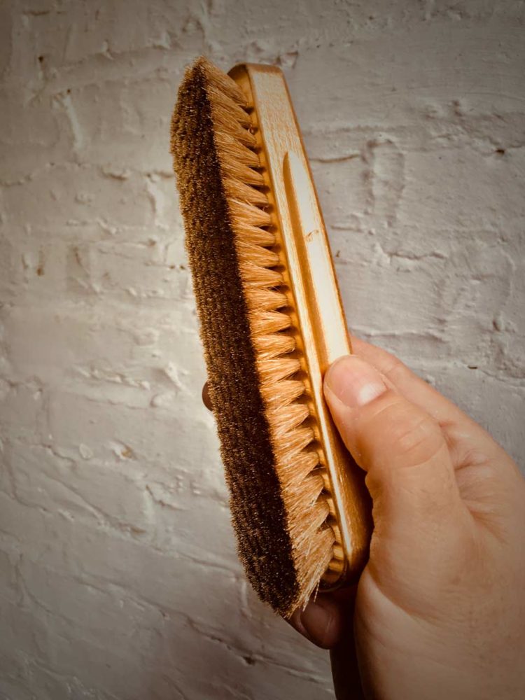 Brosses dorées remises aux lauréat du concours de maîtres cireurs