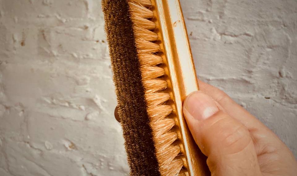 Brosses dorées remises aux lauréat du concours de maîtres cireurs
