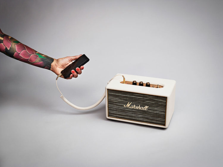 Enceinte Bluetooth Acton en cuir, Marshall, 249€, prix boutique conseillé.