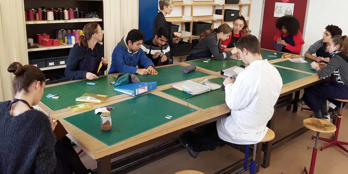 Résocuir anime le Pôle d’Excellence des Métiers du Cuir et du Luxe à Thiviers avec un plateau technique muni de plusieurs ateliers de coupe, préparation piquage, maroquinerie traditionnelle et sellerie, montage, finition…