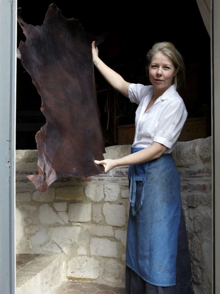 Élise Blouet, conservatrice restauratrice s'est lancée le défi audacieux de recréer le mythique cuir de Russie, dont les secrets de fabrication avaient disparu durant la révolution russe de 1917.