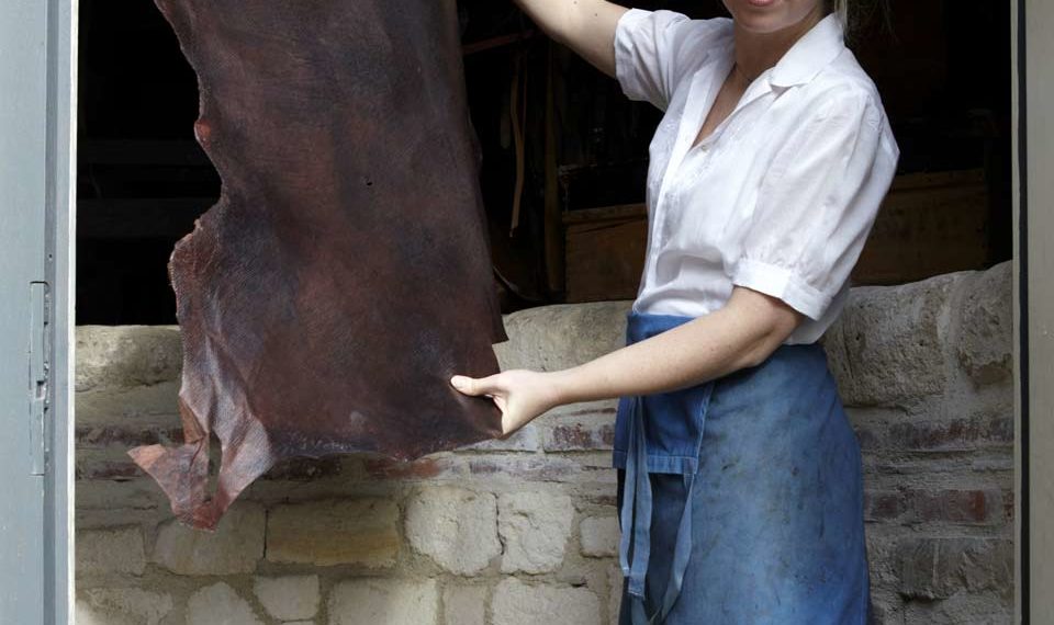 Élise Blouet, conservatrice restauratrice s'est lancée le défi audacieux de recréer le mythique cuir de Russie, dont les secrets de fabrication avaient disparu durant la révolution russe de 1917.