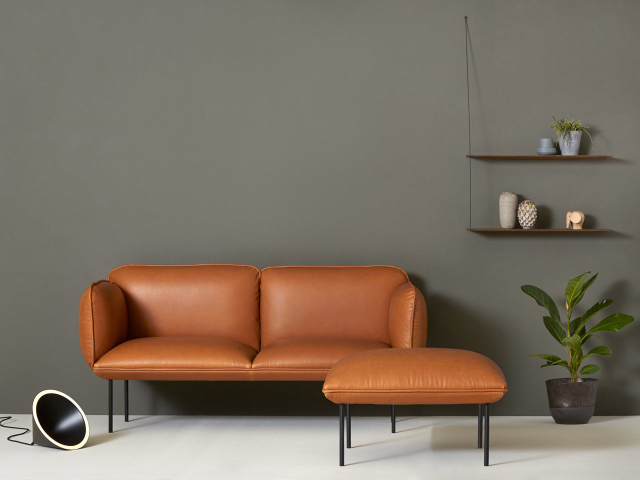 Nakki, canapé et pouf en cuir aniline, design Mika Tolvanen pour Woud