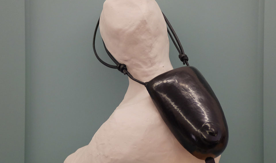 Minaudière en cuir moulé de Eun-Song Joo.