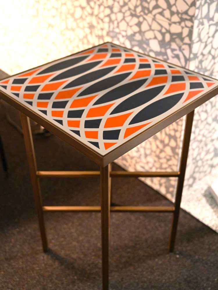 La table Motif avec son plateau en cuir « arty » porte bien son nom, Analogia Project pour Frag, à partir de 680€ prix boutique conseillé.