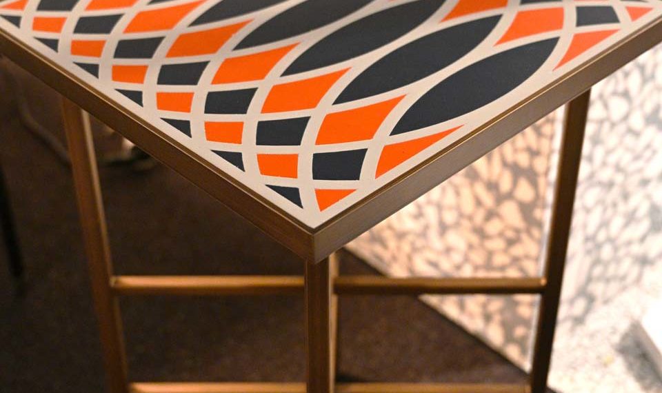 La table Motif avec son plateau en cuir « arty » porte bien son nom, Analogia Project pour Frag, à partir de 680€ prix boutique conseillé.