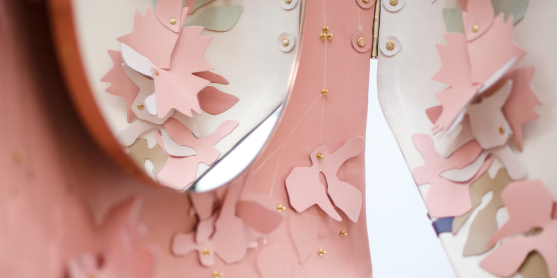 Miroir « Chérie » de Marie Barthès présenté à l’occasion de Révélations Paris. Entièrement gainé de cuir, il s’ouvre et se referme au grè des envies.