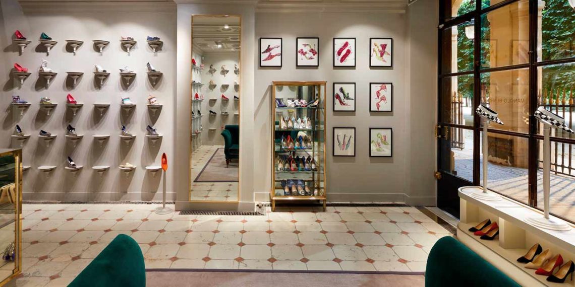 Manolo Blahnik a choisi le Palais Royal pour ouvrir sa boutique parisienne.