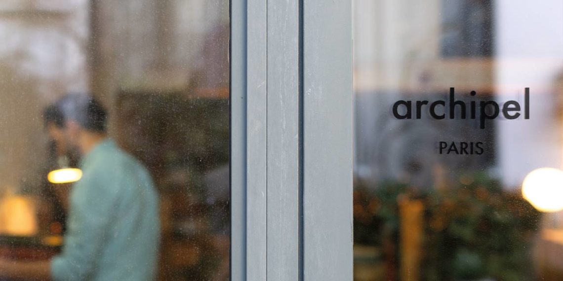 Archipel passe un nouveau cap avec l’ouverture d’un espace hybride, entre atelier, show-room et boutique à La Villa du Lavoir dans le dixième arrondissement de Paris.