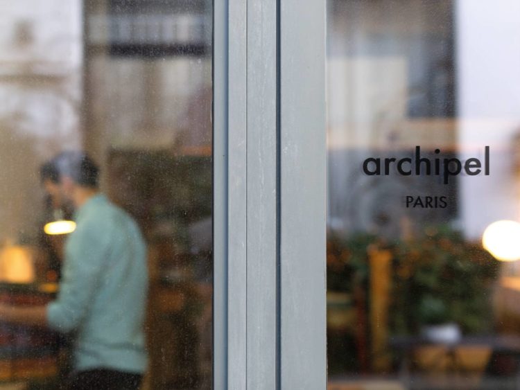 Archipel passe un nouveau cap avec l’ouverture d’un espace hybride, entre atelier, show-room et boutique à La Villa du Lavoir dans le dixième arrondissement de Paris.