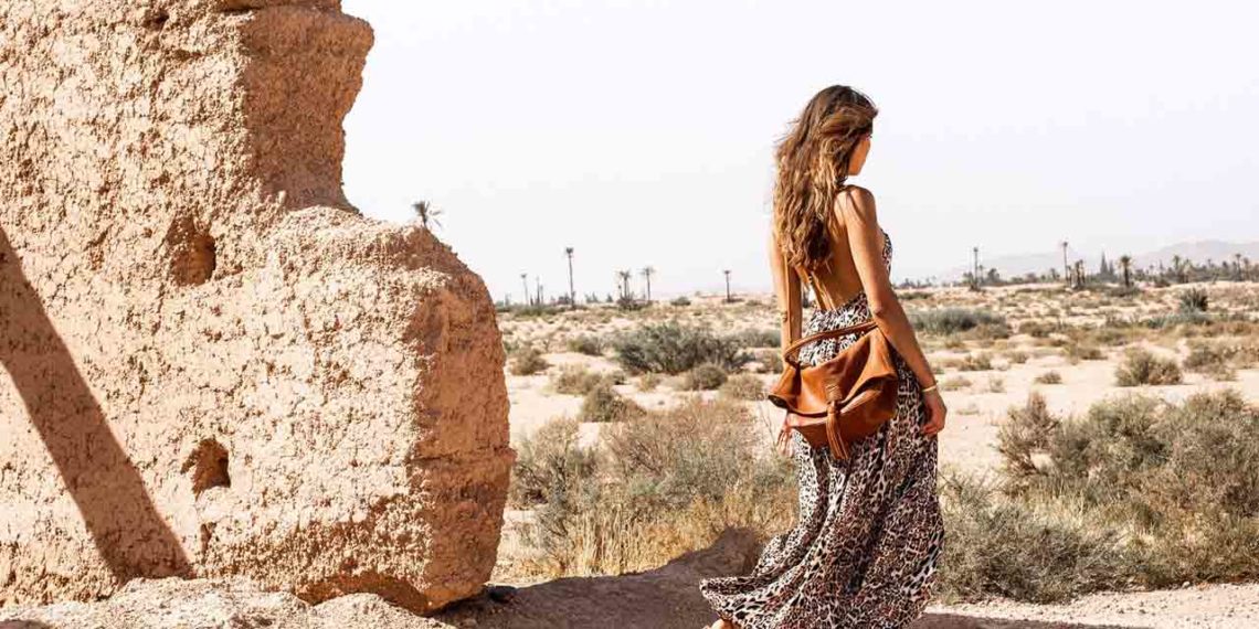 Besace « Baby Love » coloris camel, en cuir d’agneau bullé, entièrement doublée de tissu imprimé portée cross-body.