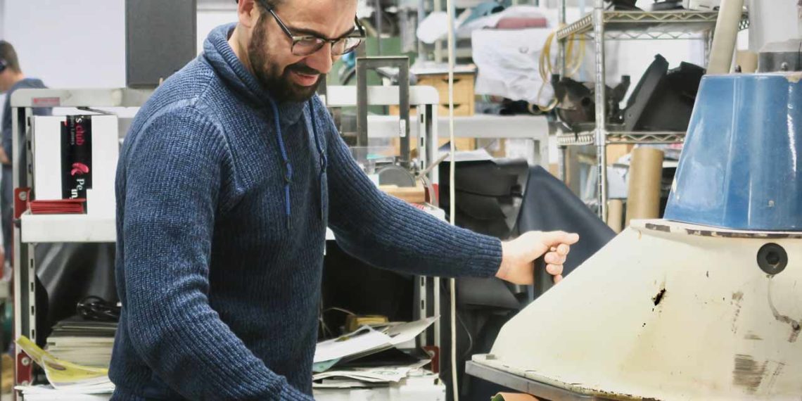 Olivier Maingui a créé 5ème Génération, une ligne de petite maroquinerie pour hommes prônant l’authenticité, incarnée par les effets de patines du cuir tanné végétal. Une dizaine de modèles du porte-clefs au porte-passeport, en passant par le porte-billets revendiquent la sobriété rehaussée de finitions soignées.