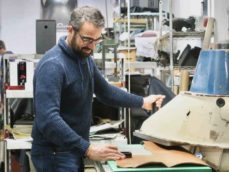 Olivier Maingui a créé 5ème Génération, une ligne de petite maroquinerie pour hommes prônant l’authenticité, incarnée par les effets de patines du cuir tanné végétal. Une dizaine de modèles du porte-clefs au porte-passeport, en passant par le porte-billets revendiquent la sobriété rehaussée de finitions soignées.