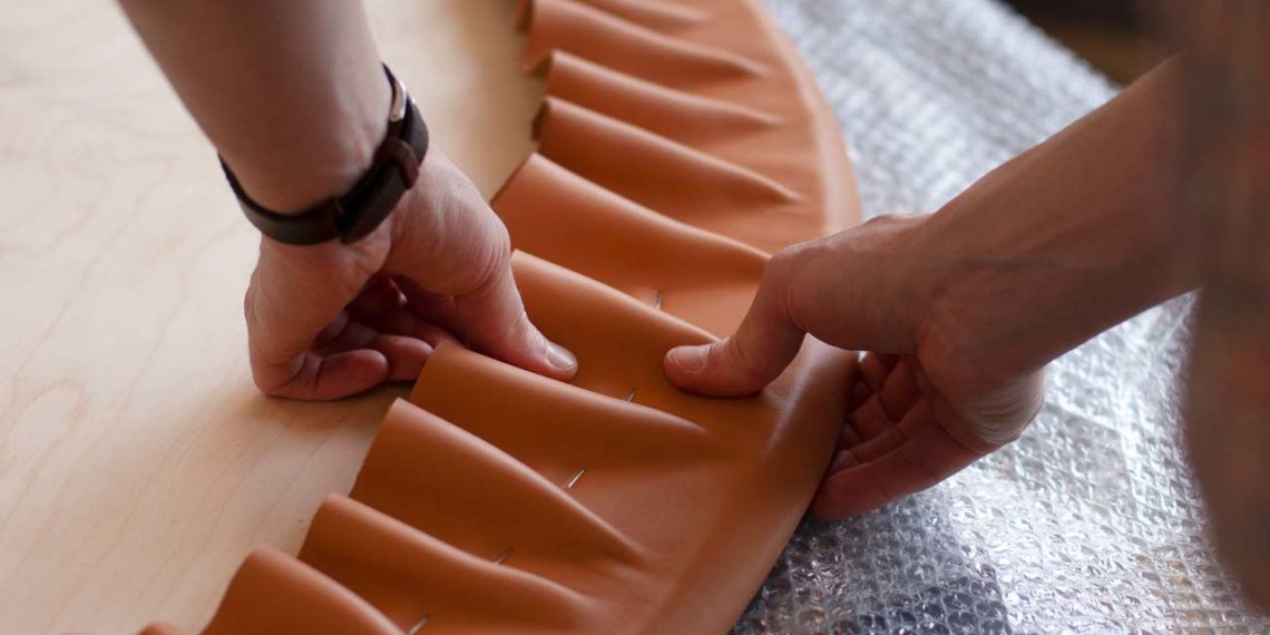 Dans le domaine du sur mesure, Pierre Roux s’adresse au secteur de l’hospitality (restaurants et hôtels) et aux boutiques qui souhaitent lui confier la conception de leurs accessoires et cadeaux d’affaires. Ci-dessus, couverture de table en cuir Baranil de la tannerie Degermann.