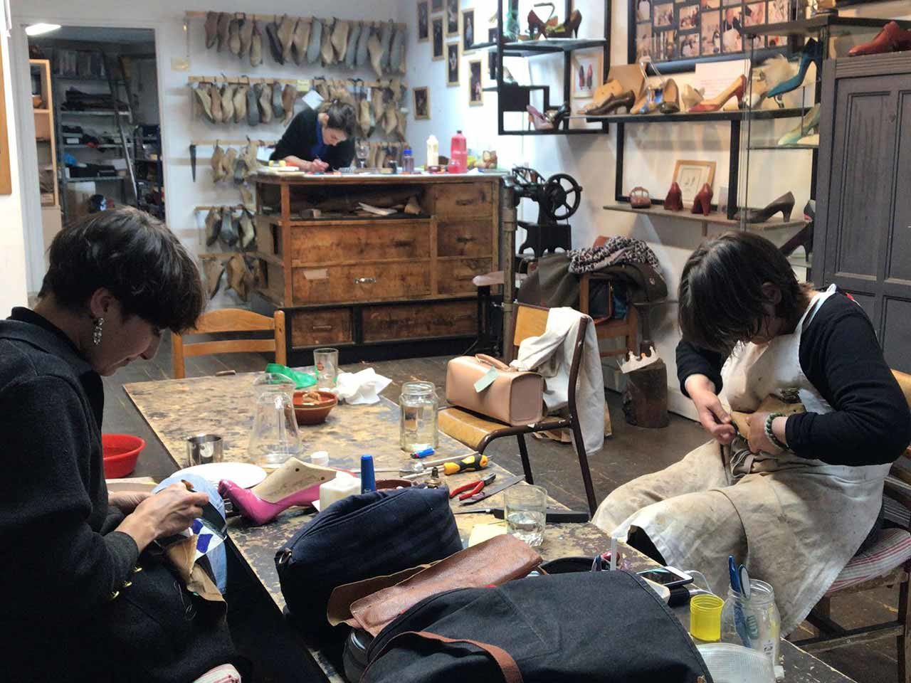 Atelier AMA travail bottier cuir