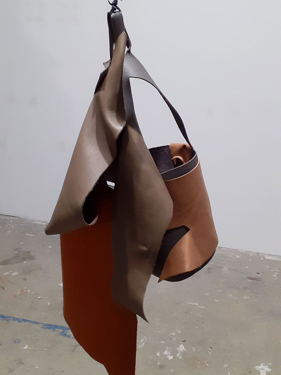 Nathalie Fougeras installation sculpture cuir A