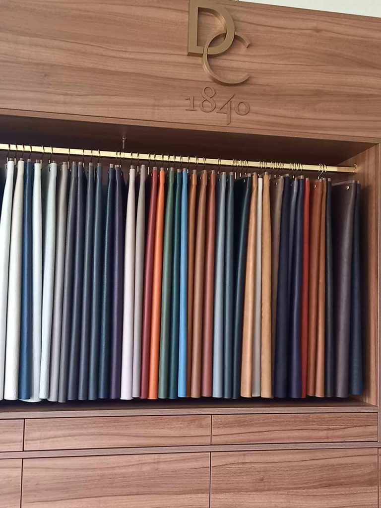 Le meuble Cuirothèque décline six collections de cuir dans soixante coloris Le taurillon est tanné chez Rémy Carriat Photo Nadine Guérin