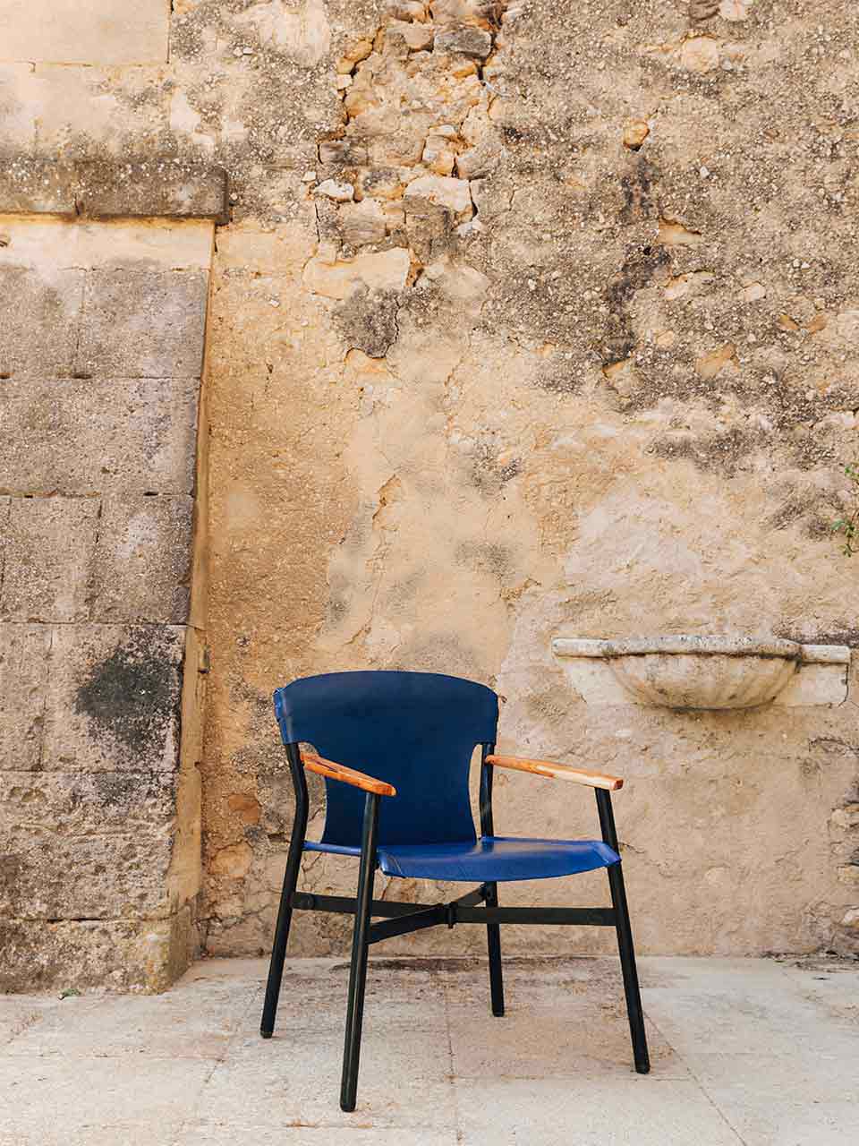 Maërl est un nouvel éditeur de mobilier made in France Son fauteuil pliant Galathée met en valeur le cuir tannage végétal tanné par Sovos Grosjean dans trois coloris exclusifs bleu vert rouge 2950€ prix boutique