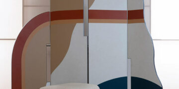 Florence Bourel a dévoilé à Milan sa collection Mexican Boudoir. Graphique et coloré, le paravent en marqueterie de chutes de cuir a été fabriqué à Ivry-sur-Seine par Selaneuf - Photo © Haymann Editions.