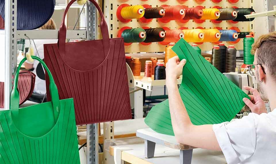 L’expertise de Camille Fournet en matière de petite et grande maroquinerie, sa maîtrise des cuirs nobles et son alliance entre artisanat et industrie séduisent les donneurs d’ordre - Photo © Kinuko Asano.