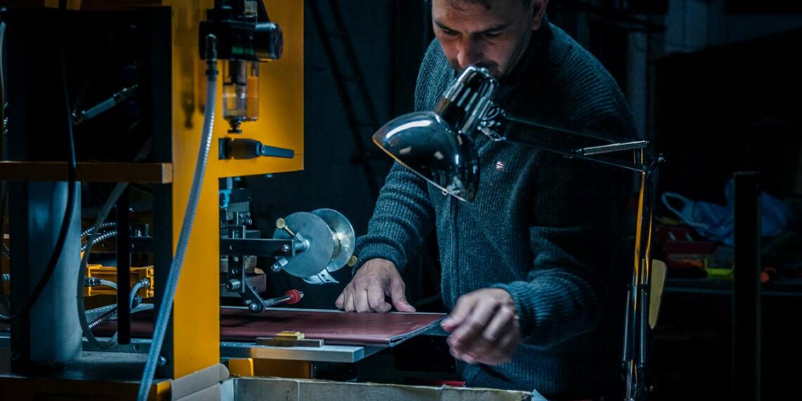 La Rue des Artisans s’est équipée du matériel nécessaire pour fabriquer sa propre marque Lavoisier Maroquinerie, dédiée aux articles de bureau en cuir.