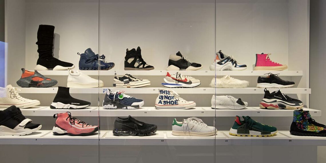 La chaussure de course a ouvert la voie à la chaussure de sport. La sneaker, devenue omniprésente, s’est affranchie des terrains pour conquérir les podiums de mode - Photo © Palais Galliera - Gautier Deblonde.