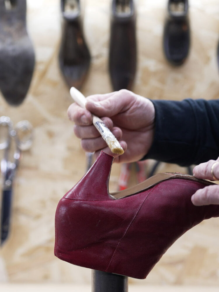Découvrez comment réparer la semelle d’une paire de bottines à talon à travers la nouvelle campagne digitale de l’Alliance France Cuir dédiée à la réparation et à l’entretien des articles en cuir.