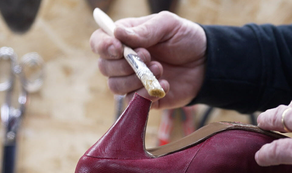 Découvrez comment réparer la semelle d’une paire de bottines à talon à travers la nouvelle campagne digitale de l’Alliance France Cuir dédiée à la réparation et à l’entretien des articles en cuir.
