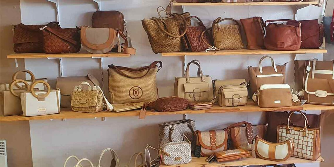 La maroquinerie Les Trésors de Liza commercialise une offre de marques françaises et internationales, majoritairement cuir.