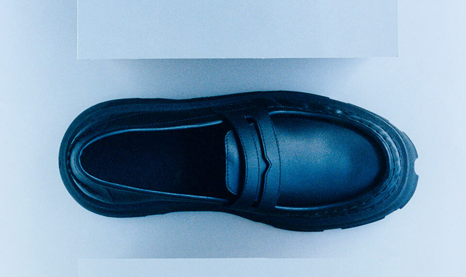 À la tête de sa marque depuis 2019, Philéo propose des modèles plus citadins, tel le mocassin en cuir noir, 445€ prix boutique conseillé.