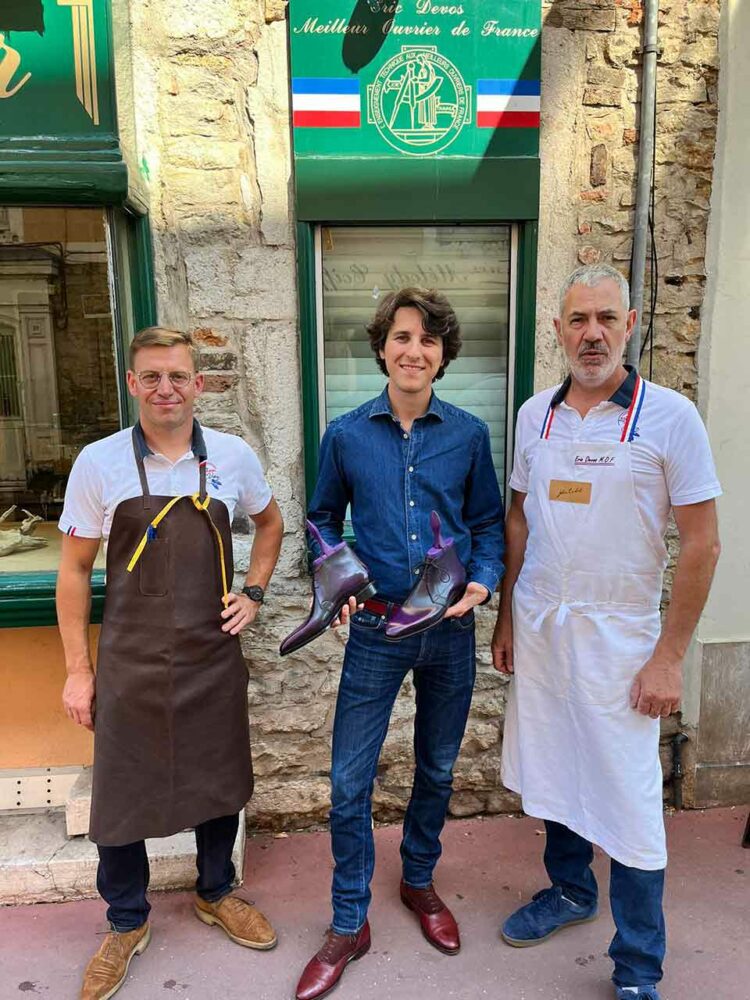 Anthony Delos et Éric Devos entourent Hubert Michaux, lauréat du premier prix de l’opération solidaire « Des Souliers pour la Vie ».