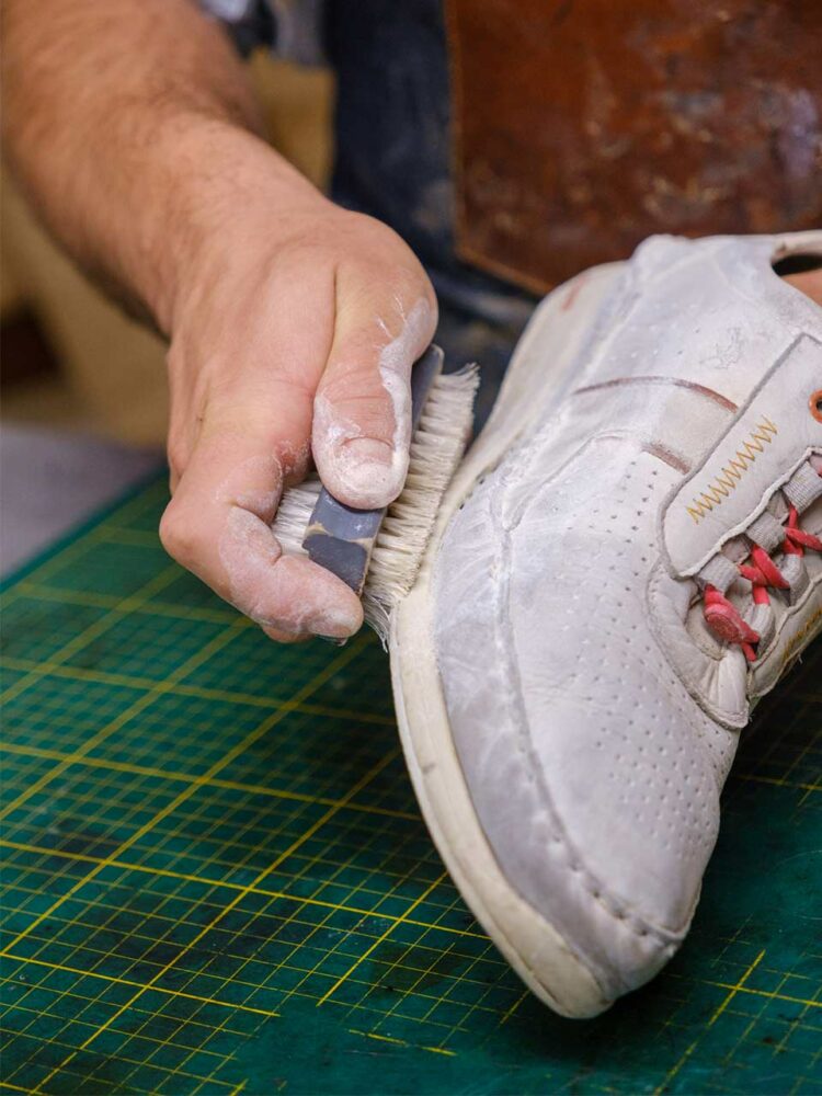 Favoriser la réparation des objets, notamment des chaussures, tel est le leitmotiv des Journées Nationales de la Réparation.