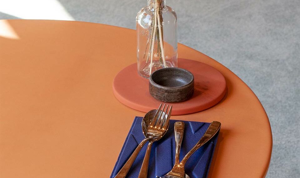 L’Atelier Reverdie introduit le cuir au restaurant. Table gainée et présentoir à couverts en cuir des tanneries Degermann, Haas, chez Enfin à Barr - Photo © Bernard Vainchtein.