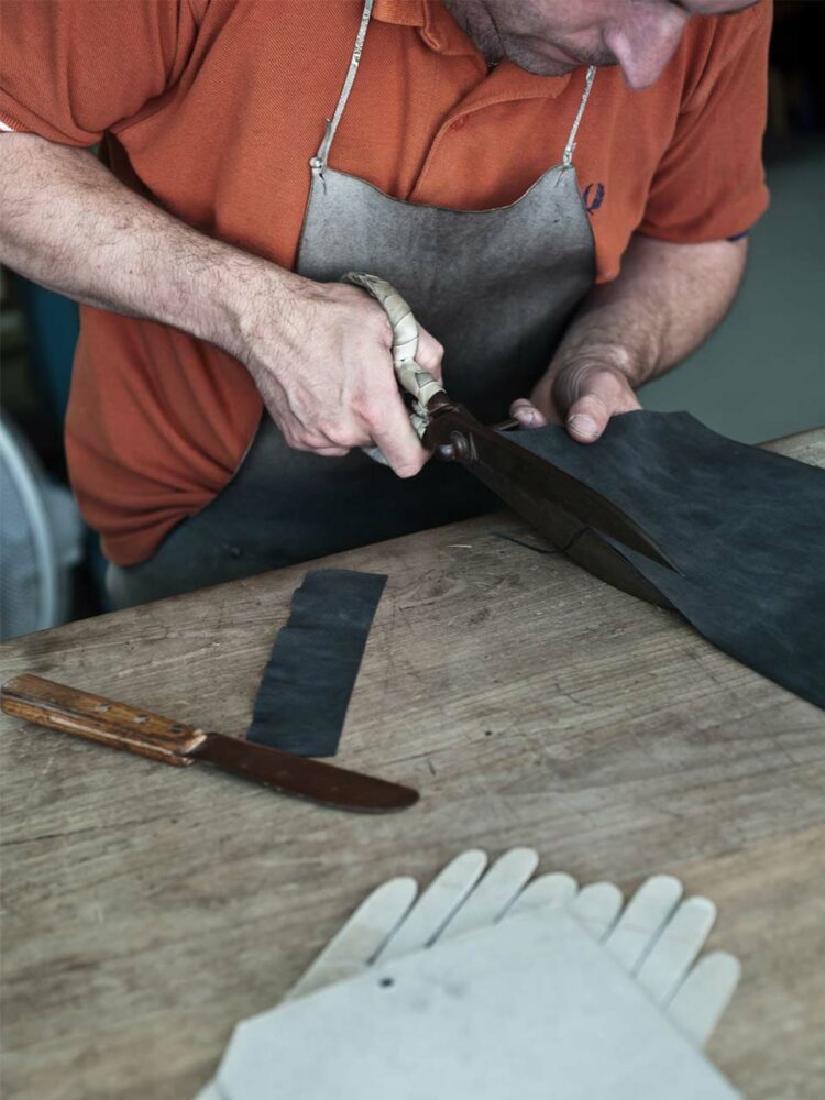 L’atelier de la ganterie Agnelle est semblable à celui qu'il était il y a 70 ans. « Il est l'âme de la maison, apprécié des visiteurs pour son "authenticité », rapporte Sophie Grégoire, Présidente d'Agnelle, enchantée des visites de l'entreprise - Photo © Aude Boissaye & Sébastien Rande - Studio Cui Cui.