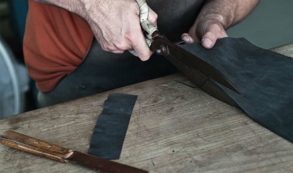 L’atelier de la ganterie Agnelle est semblable à celui qu'il était il y a 70 ans. « Il est l'âme de la maison, apprécié des visiteurs pour son "authenticité », rapporte Sophie Grégoire, Présidente d'Agnelle, enchantée des visites de l'entreprise - Photo © Aude Boissaye & Sébastien Rande - Studio Cui Cui.