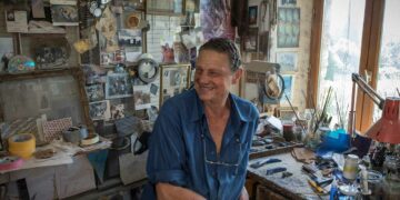 Dans son atelier en Provence, Jean-François Perena choisit avec précision toutes les matières brutes qui composent ses bijoux sculptures.