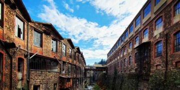 La Cance entourée des anciens bâtiments en pierre et brique de la tannerie Meyzonnier.