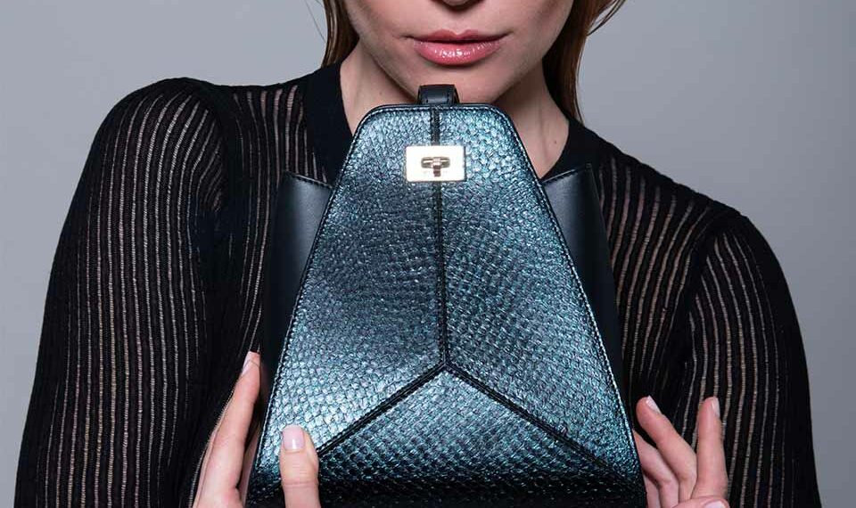 Thalie Paris est une jeune marque de maroquinerie éco-conçue. Livia est un sac bracelet triangulaire combinant cuir de veau et cuir de saumon recyclé et tanné par Ictyos. 695€ prix boutique conseillé.