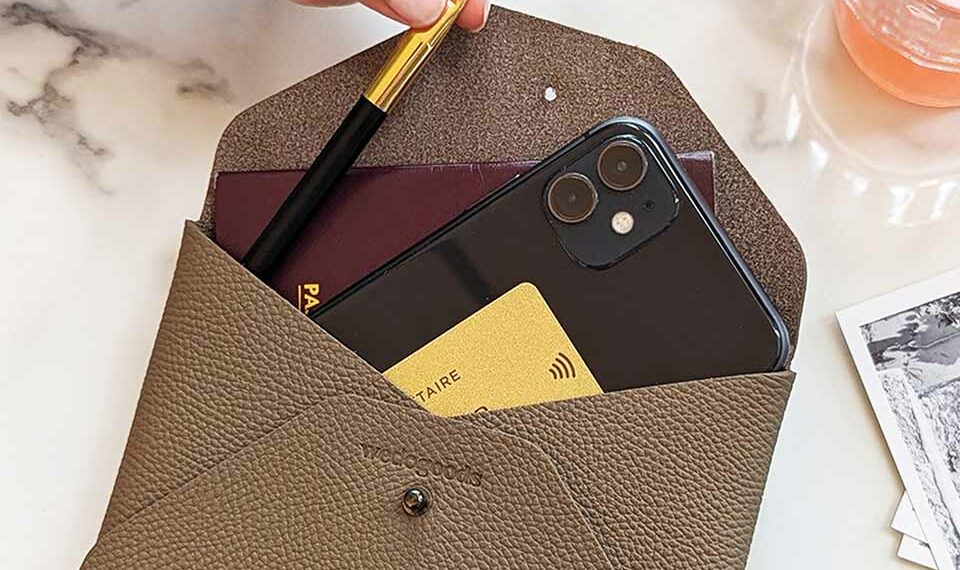 Pochette papiers Melvin en cuir grainé pleine fleur. Personnalisable. 55€ prix boutique conseillé.