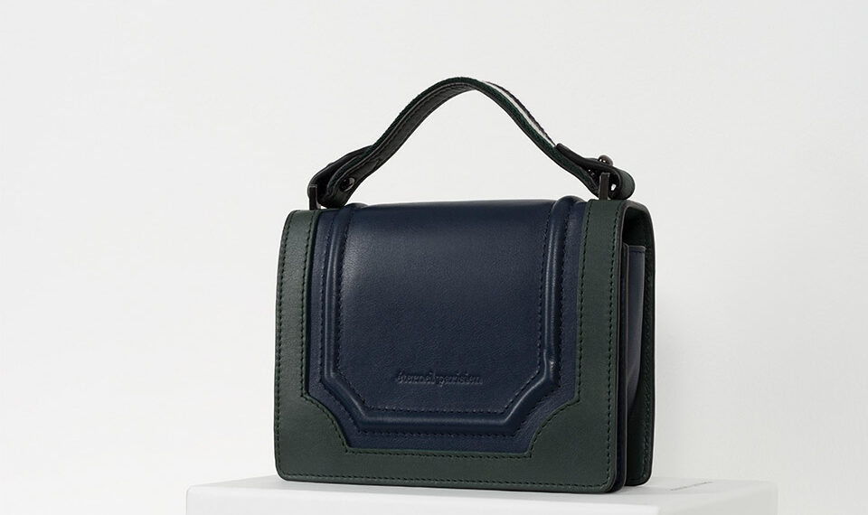 Produit emblématique d’Éternel Parisien, le sac en forme de plaque de rue parisienne - Photo © Adrien Thibault.
