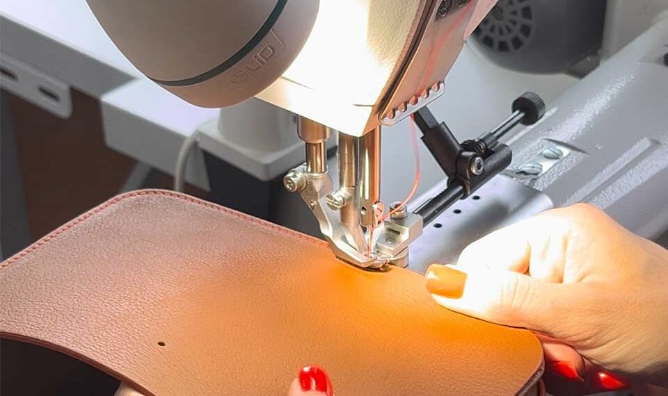 L’atelier de maroquinerie artisanale labellisé « Fabriqué en Aveyron » et EPV, est situé à Sauveterre-de-Rouergue depuis 37 ans.