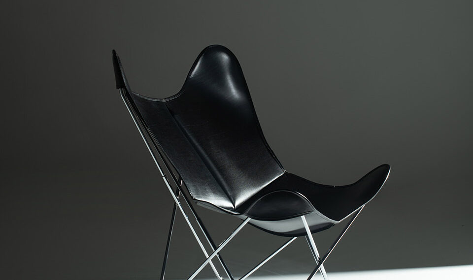 Assise militaire à l’origine, le fauteuil pliant Butterfly est réédité par AA[nd]. Fabriqué en France en cuir à tannage végétal et structure chromée, 1 201€ prix boutique conseillé - Photo © Mario Simon Lafleur.