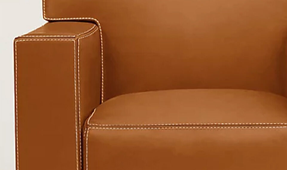 Fauteuil club Confortable en veau lisse, réédition Jean-Michel Frank par Hermès.