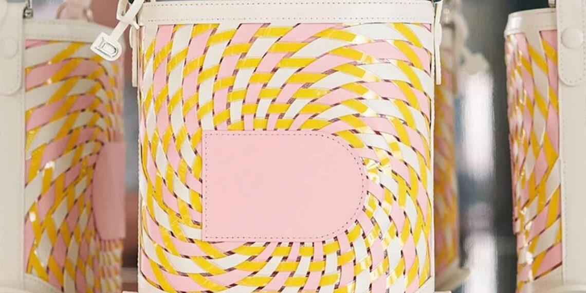 Le Pin mini Bucket de Delvaux revisité par Audrey Bigouin. Un tressage exclusif en cuir box et e-paper a été développé dans trois versions - Photo © Louis de Roffignac.