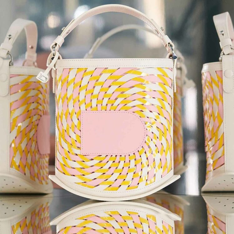 Le Pin mini Bucket de Delvaux revisité par Audrey Bigouin. Un tressage exclusif en cuir box et e-paper a été développé dans trois versions - Photo © Louis de Roffignac.