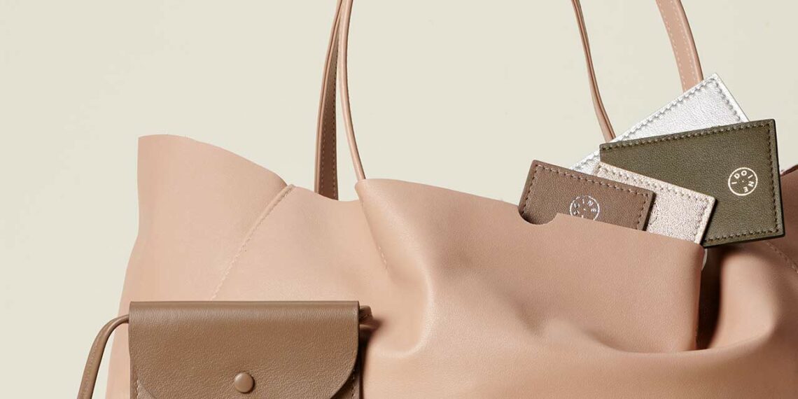 De la pochette au cabas, sacs et accessoires Idoine mettent en valeur veau grainé, nappa et agneau plongé, issus de stocks dormants.